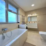 Luxusný Penthouse Nad Jazerami 230 M2, 2x Garáž, Wifi Appartamento Senec