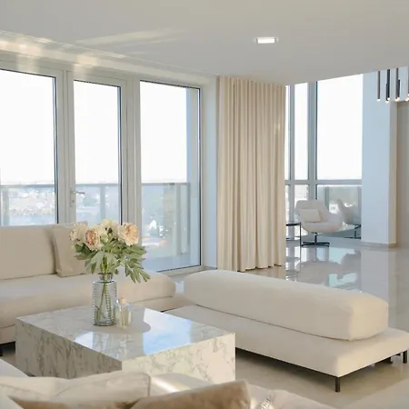 Luxusny Penthouse Nad Jazerami 230 M2, 2x Garaz, Wifi
