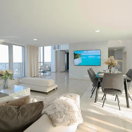 Апартаменты Luxusny Penthouse Nad Jazerami 230 M2, 2x Garaz, Wifi Сенец