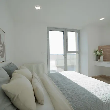 Luxusny Penthouse Nad Jazerami 230 M2, 2x Garaz, Wifi *