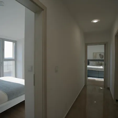 Luxusny Penthouse Nad Jazerami 230 M2, 2x Garaz, Wifi *