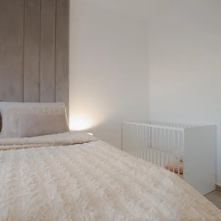 Luxusny Penthouse Nad Jazerami 230 M2, 2x Garaz, Wifi * Сенец