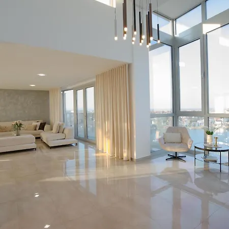 Luxusny Penthouse Nad Jazerami 230 M2, 2x Garaz, Wifi Apartment Senec