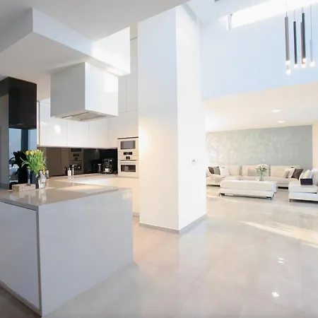 Luxusny Penthouse Nad Jazerami 230 M2, 2x Garaz, Wifi Апартаменты