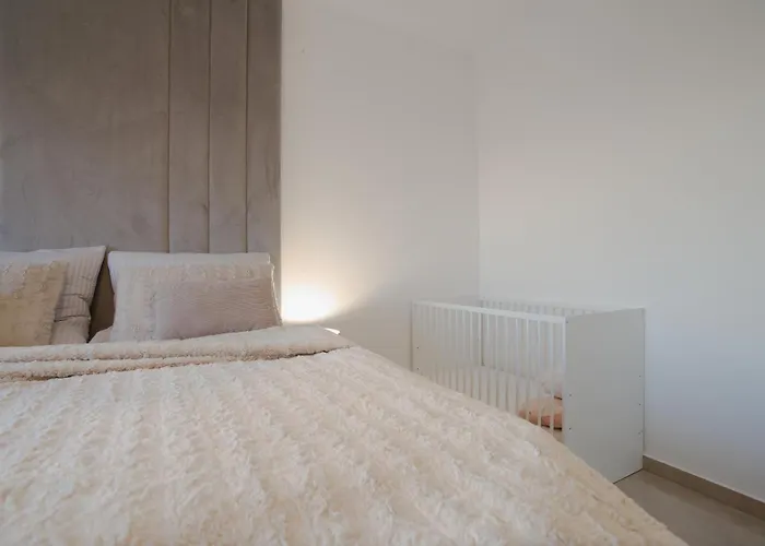 Luxusný Penthouse Nad Jazerami 230 M2, 2x Garáž, Wifi * Senec